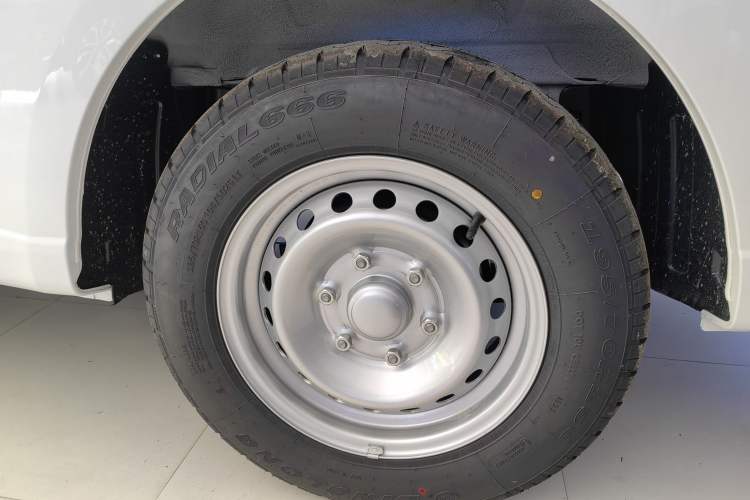 Used Wuling Yangguang 2024 300KM Comfort Version Passenger Van 75kW