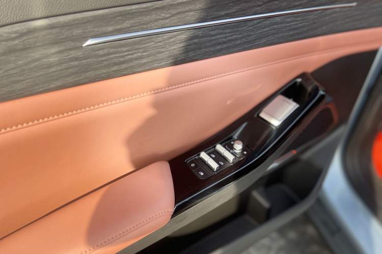 Used  L6 2025 EM-i 140km Starship Edition
