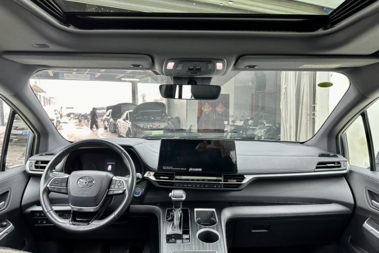 Used Toyota Sienna 2023 2.5L Hybrid Deluxe Edition