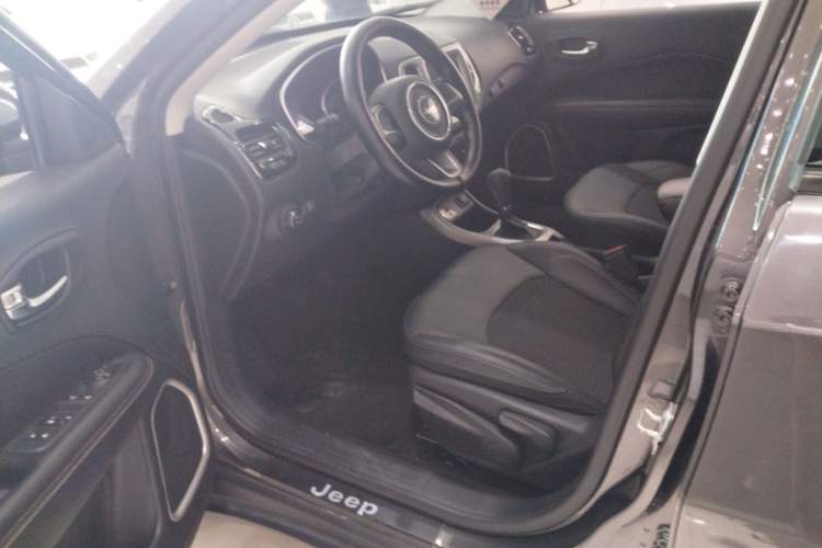 Used  Compass 2020 220T Automatic Leading Edition
