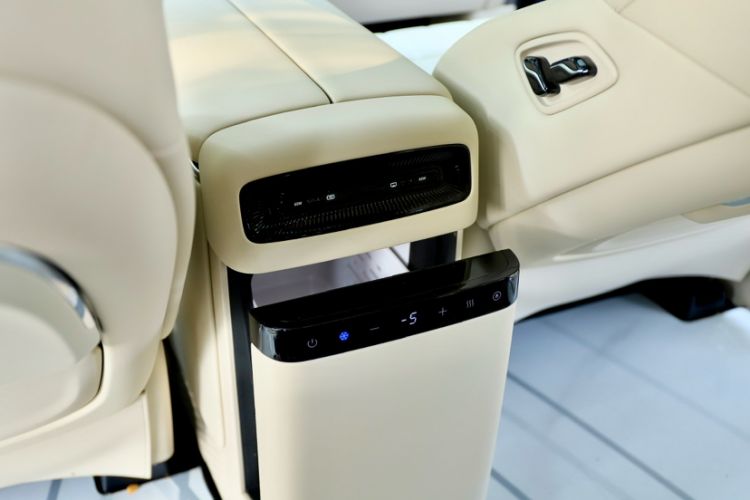 Used VOYAH Dream 2025 PHEV Four-Wheel Drive Prestige Kunpeng Edition
