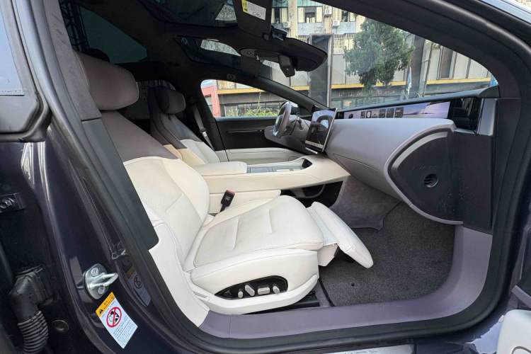 Used  12 2025 Max Extended-Range Edition
