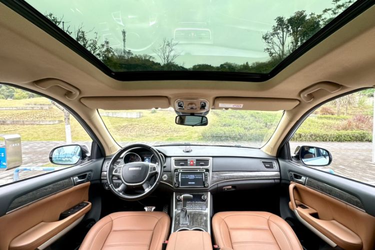 Used Haval H8 2015 2.0T two-wheel drive Comfort trim level
