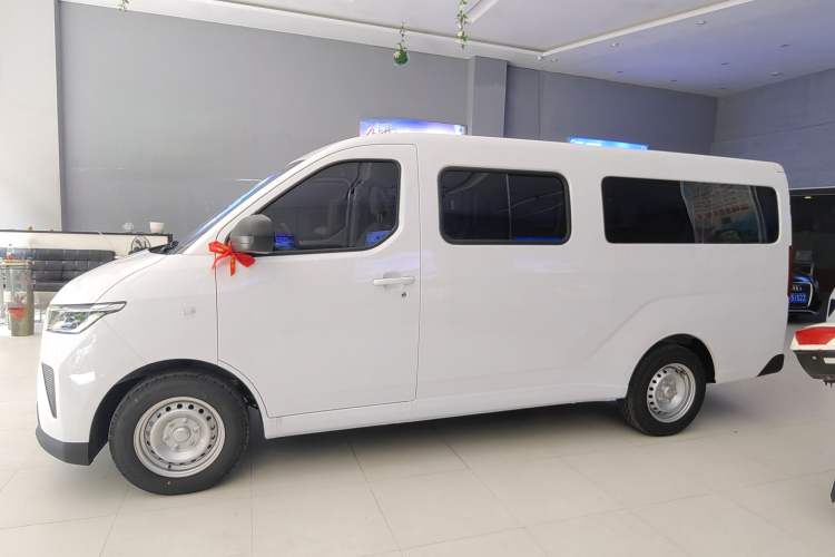Used Wuling Yangguang 2024 300KM Comfort Version Passenger Van 75kW