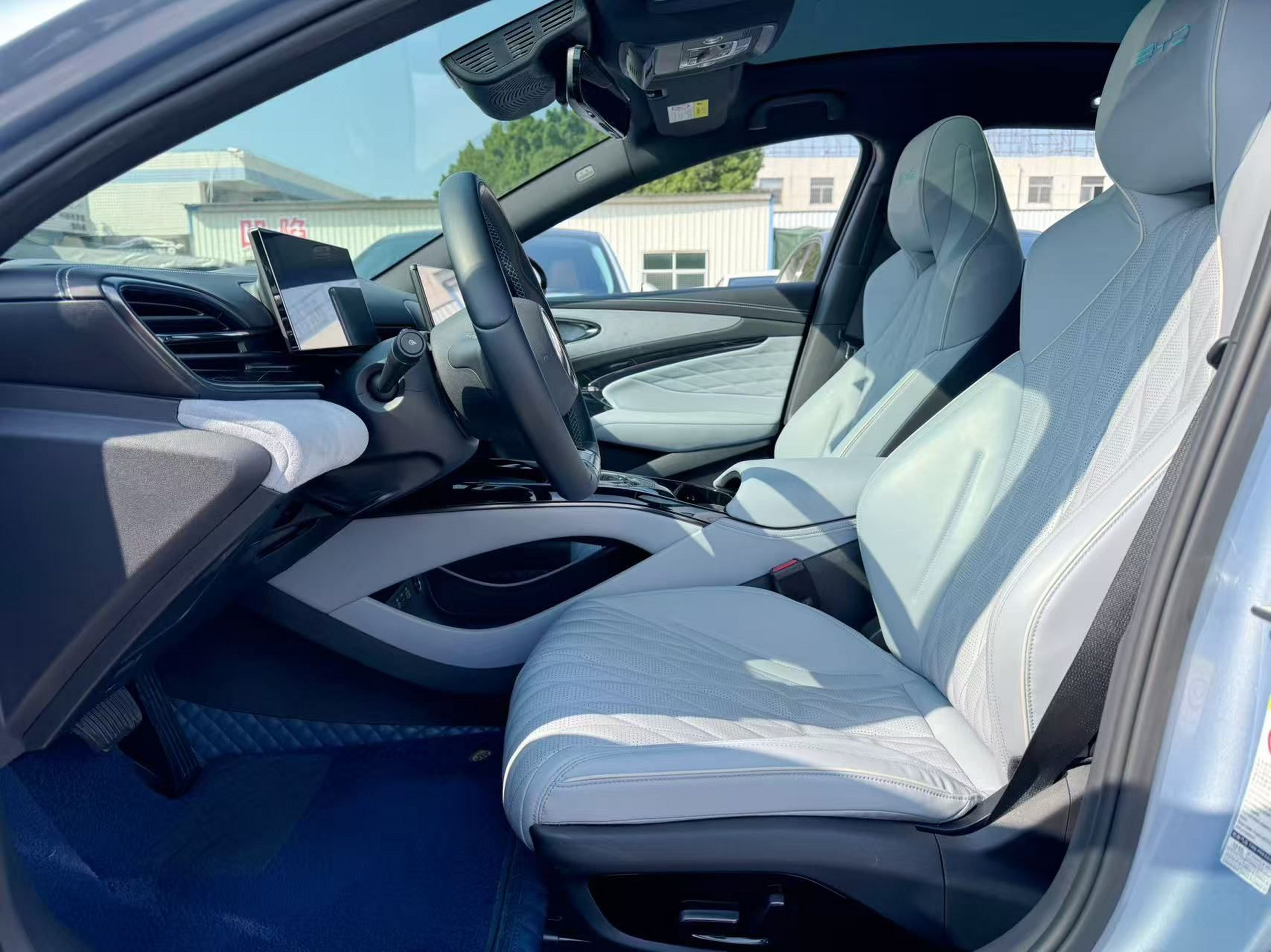 المقاعد الأمامية داخل السيارة