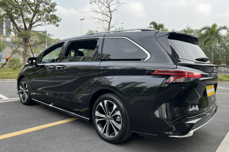 Used Toyota Granvia 2022 2.5L Hybrid Flagship Edition
