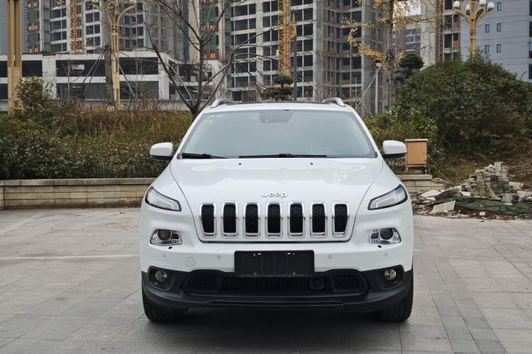 Used  Cherokee 2014 2.4L Luxury Edition
