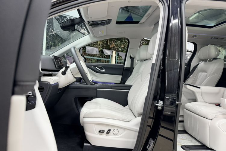 Used VOYAH Dream 2025 PHEV Four-Wheel Drive Prestige Kunpeng Edition
