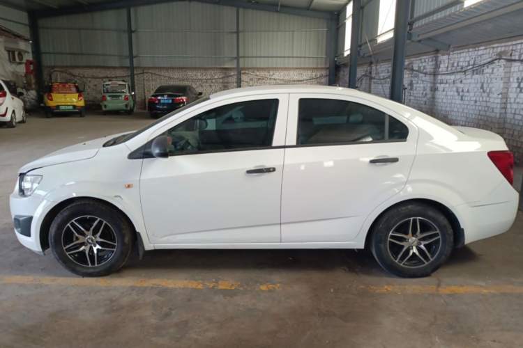 Used Chevrolet Aveo Sonic 2011 Sedan 1.4L MT SL
