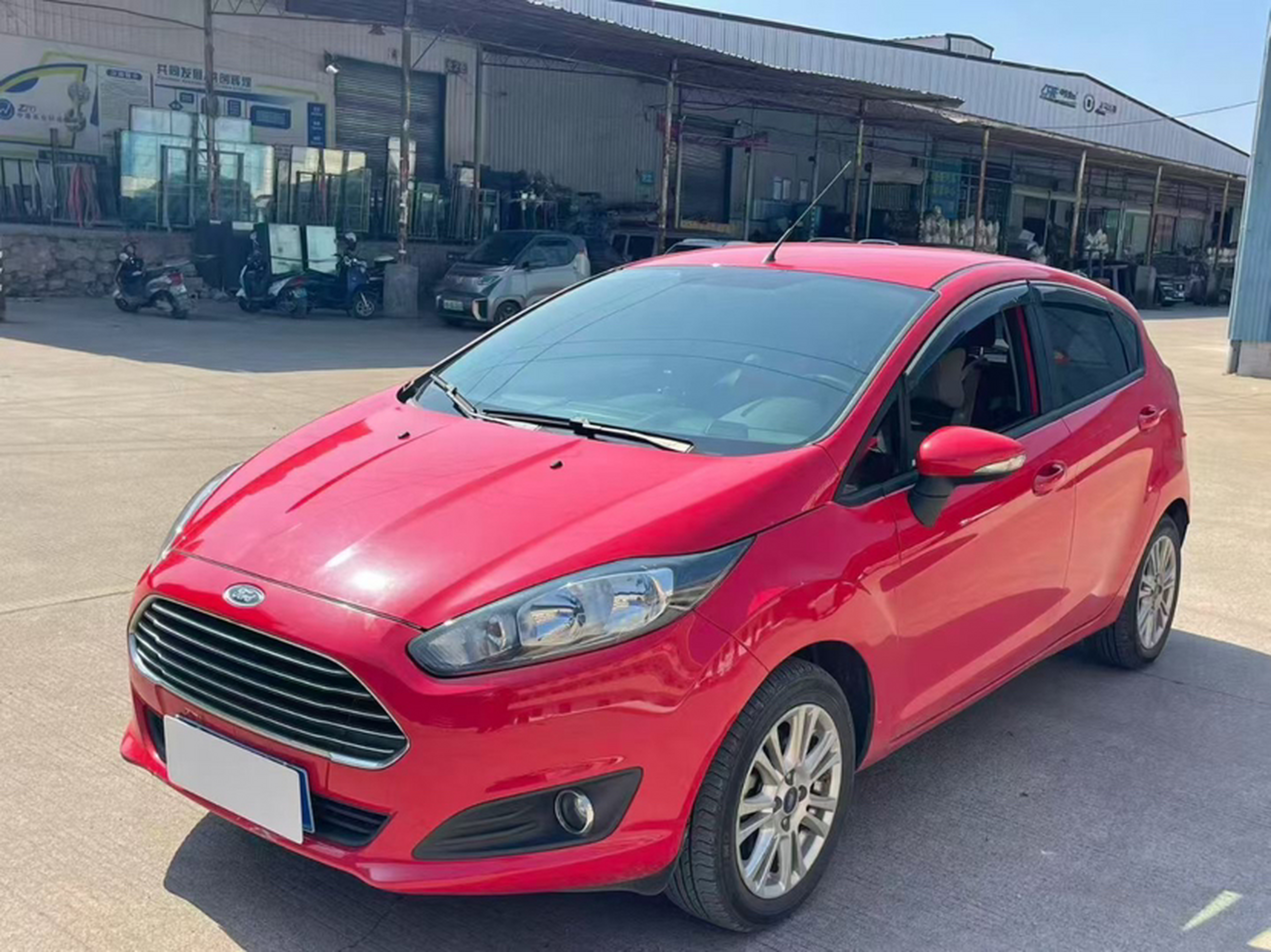 تحت مقدمة السيارة