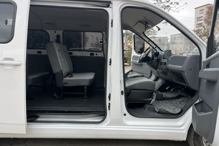 Used Wuling Yangguang 2024 300KM Comfort Version Passenger Van 75kW
