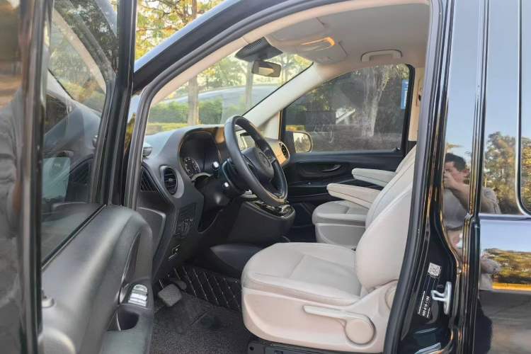 Used Mercedes-Benz Vito 2018 2.0T Elite Version 9 Seats China VI Emission Standard
