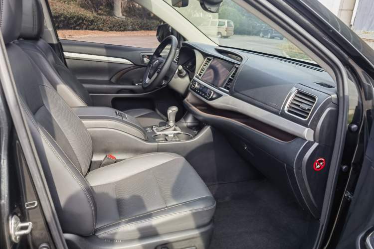 Used Toyota Highlander 2018 2.0T Four-Wheel Drive Prestige Version 7 Seats China V Emission Standard
