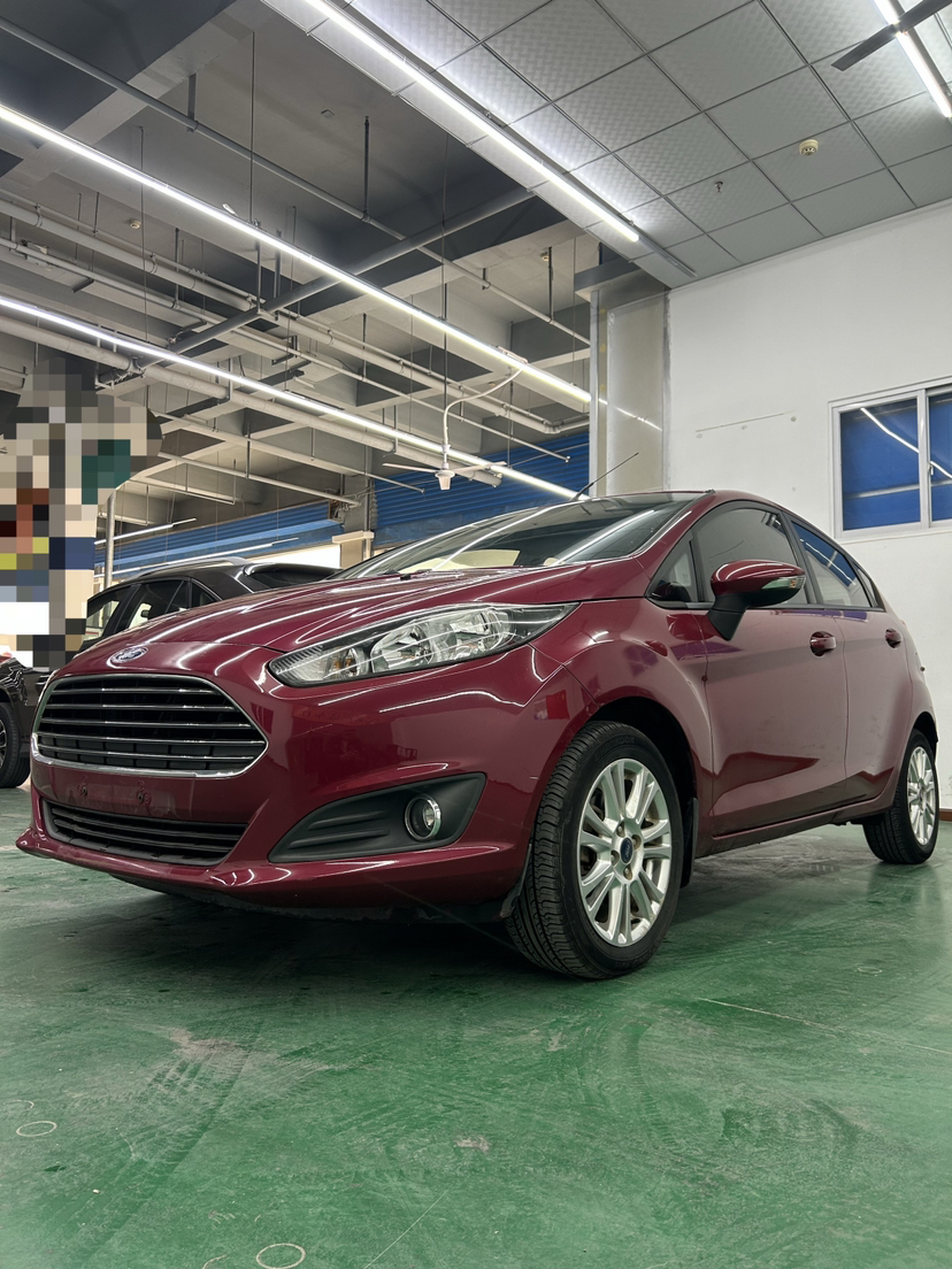 تحت مقدمة السيارة