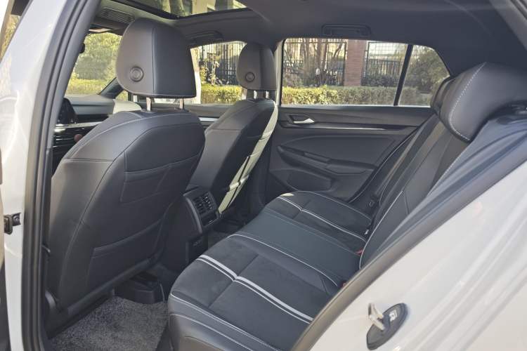 Used Volkswagen Golf 2023 Facelift 280TSI DSG R-Line Lite
