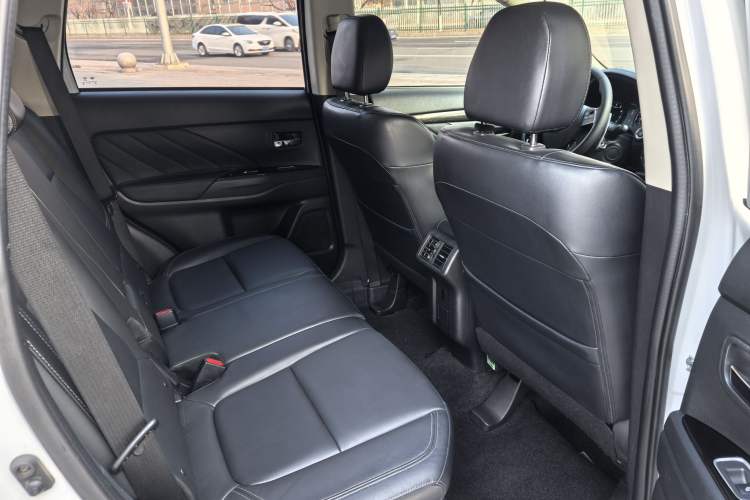 Used Mitsubishi Outlander 2019 2.4L 4x4 Zhi Xiang Edition 5 Seats China VI Standard