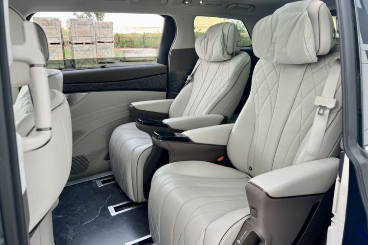 Used Denza D9 2022 DM-i 1040 Prestige Model
