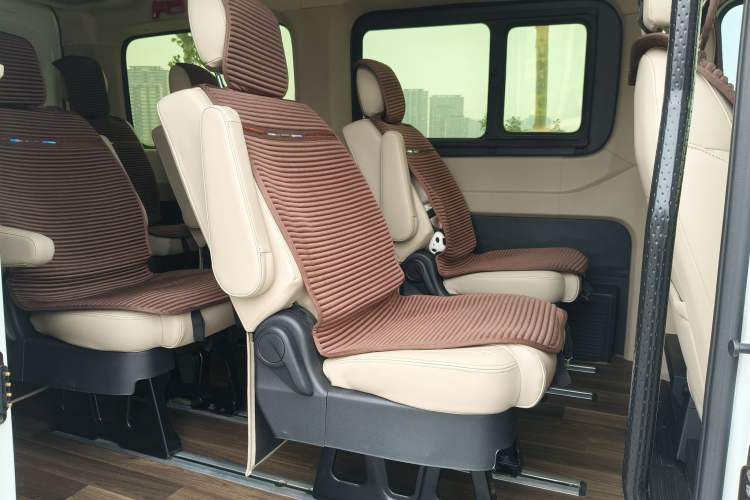 Used SAIC MAXUS Xintu V90 2022 2.0T Manual ZhiDa Rear-Drive Long Wheelbase High-Roof Single-Tire 9-Seater
