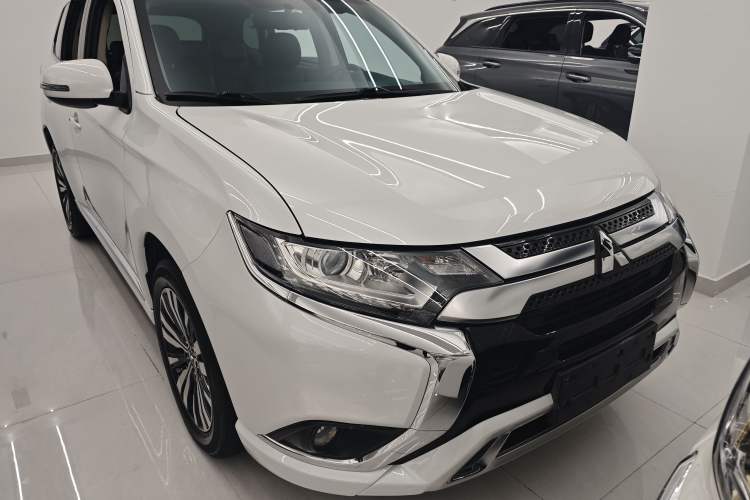 Used Mitsubishi Outlander 2020 2.0L Two-Wheel Drive Comfort Edition 7-Seater
