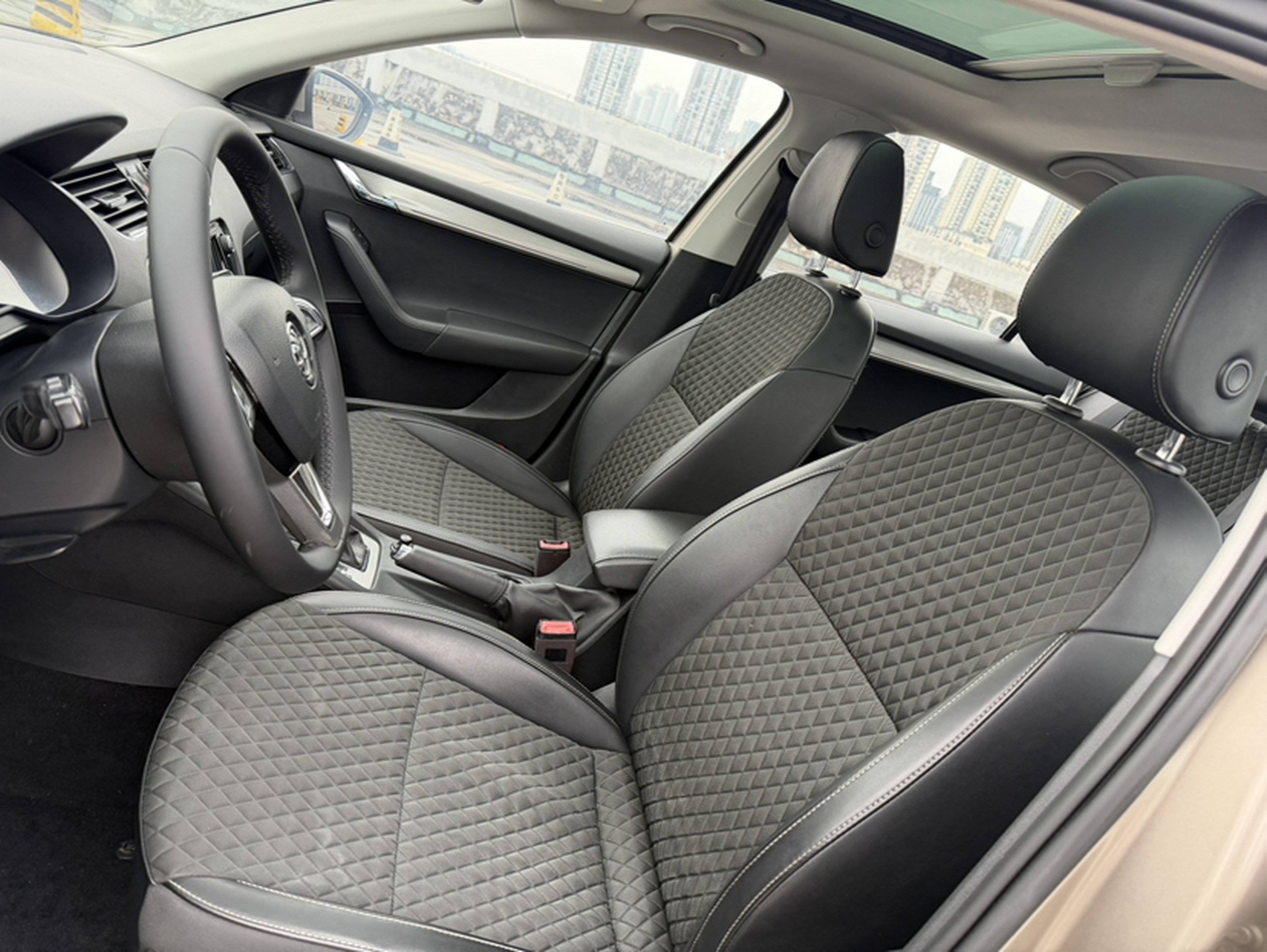 المقاعد الأمامية داخل السيارة