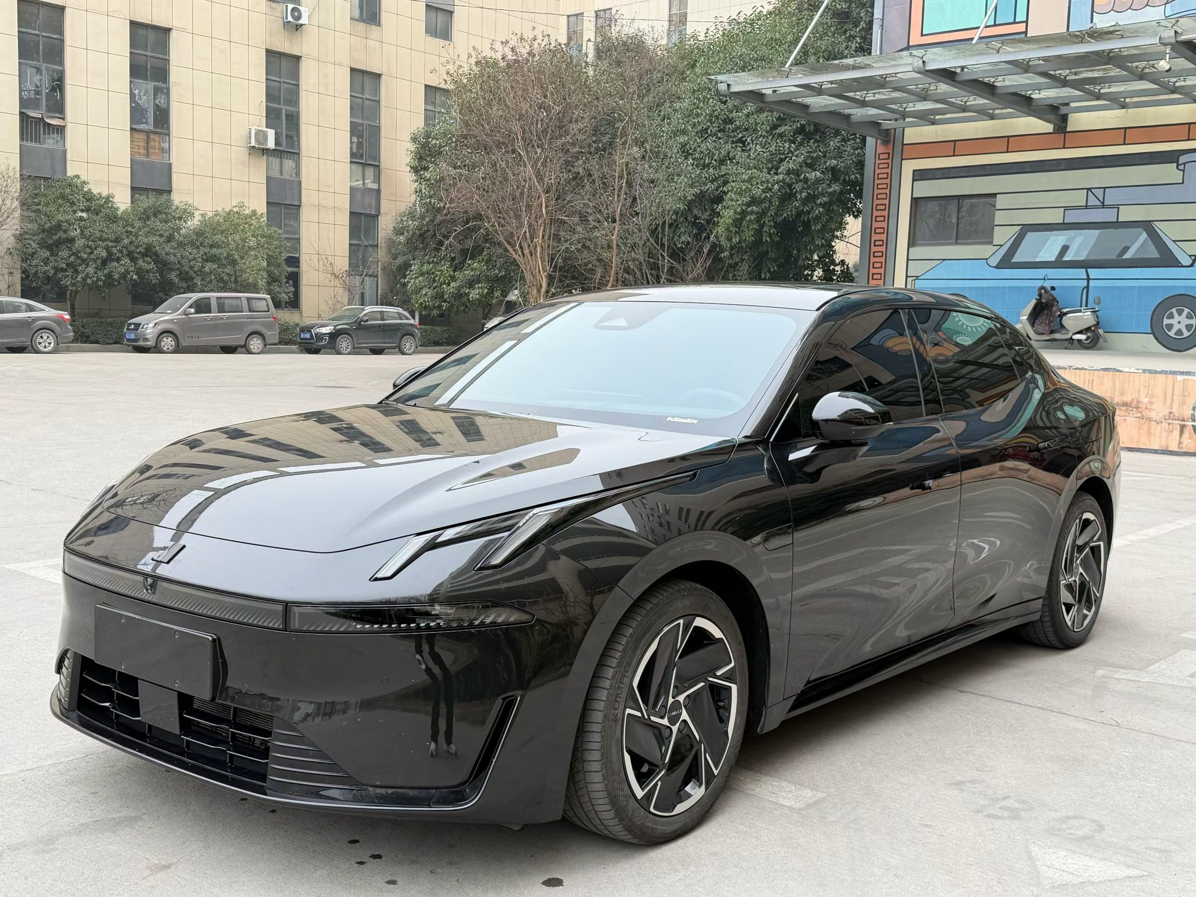 تحت مقدمة السيارة