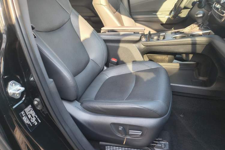 Used Toyota Sienna 2023 2.5L Hybrid Deluxe Edition