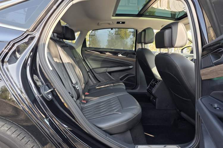 Used Volkswagen Passat 2020 330TSI Luxury Edition China VI
