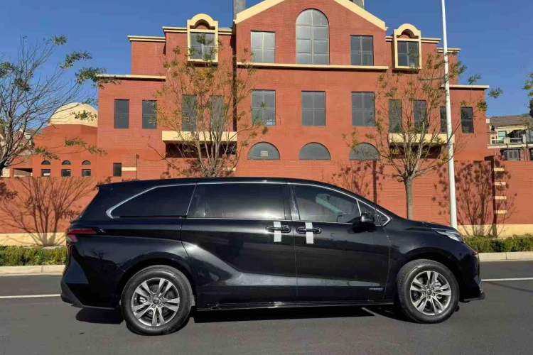 Used Toyota Sienna 2023 2.5L Hybrid Comfort Edition
