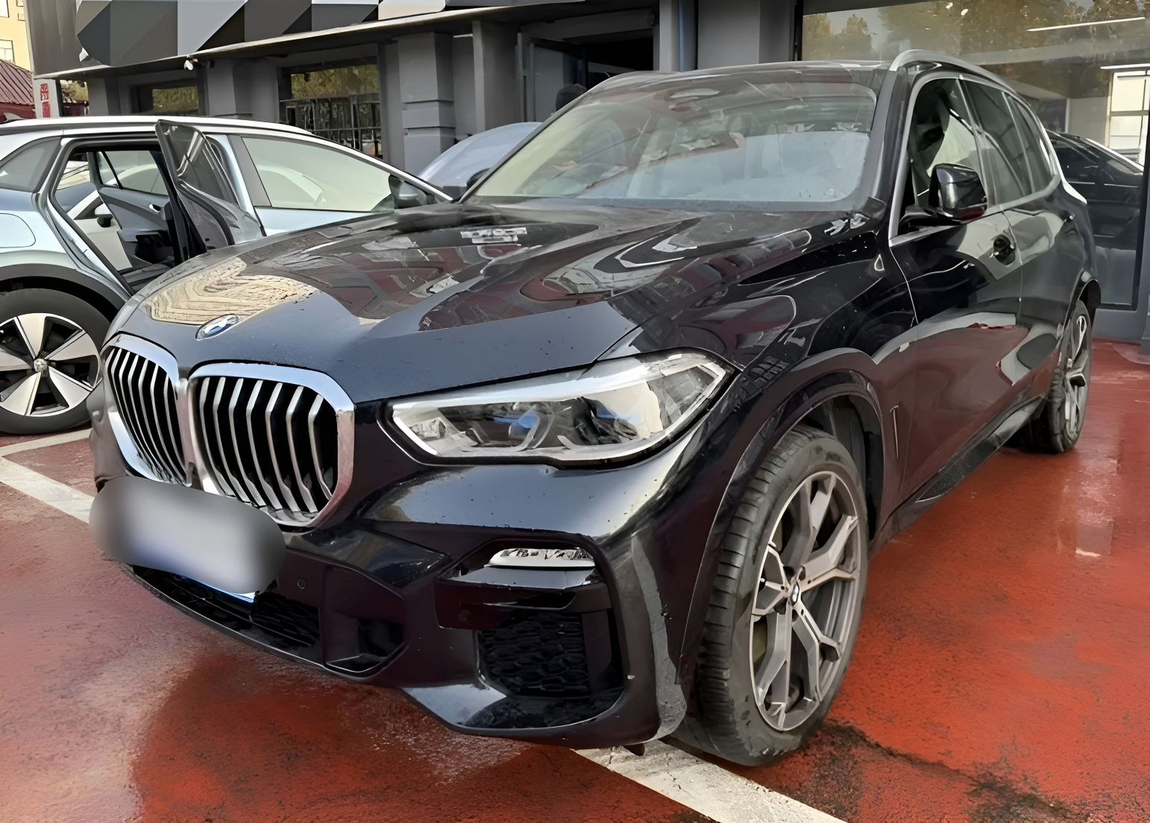 Под передней частью автомобиля