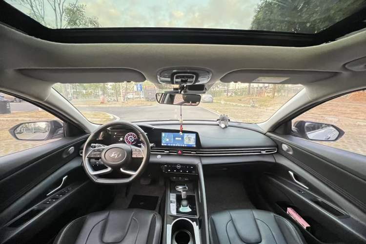 Used Hyundai Elantra 2022 1.5L CVT LUX Prestige Edition
