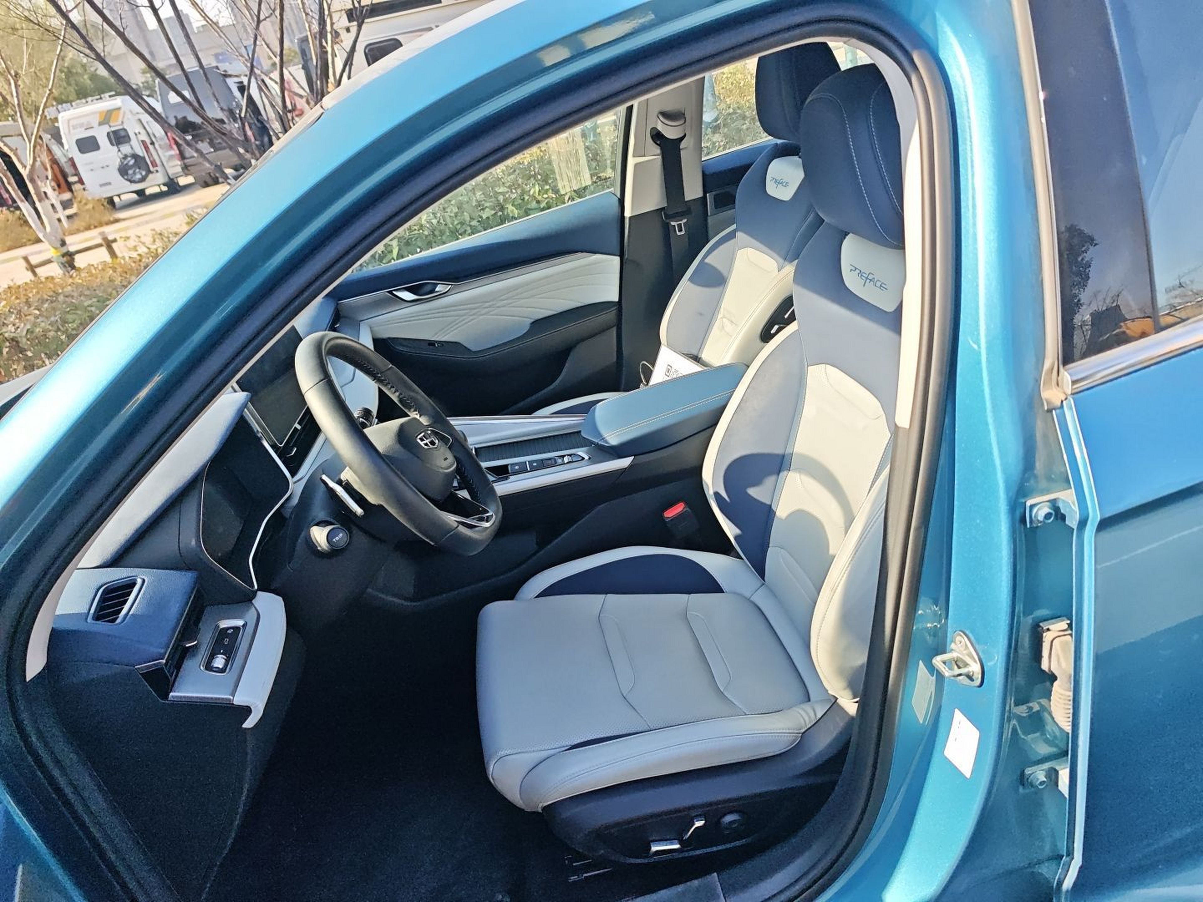 المقاعد الأمامية داخل السيارة