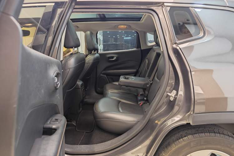 Used  Compass 2017 200T Automatic Family Edition
