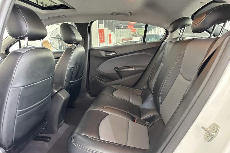 Used Chevrolet Cruze 2018 Hatchback 320 Automatic Pioneer Sunroof Edition
