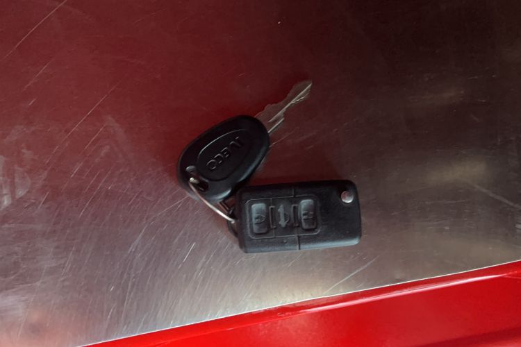 Used Iveco Daily 2023 2.8T V35 Van Short Wheelbase Mid-Roof Design Dual Tires Side-Swing Doors 2-3 Seater
