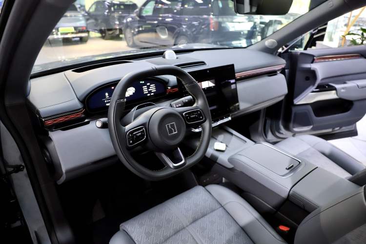 Used Zeekr 7X 2025 100 kWh Long-Range Rear-Wheel Drive with Intelligent Driving Features
