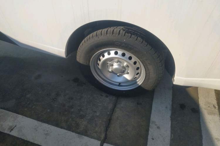 Used Wuling Yangguang 2024 300km Comfort-Grade Passenger Van 60kW
