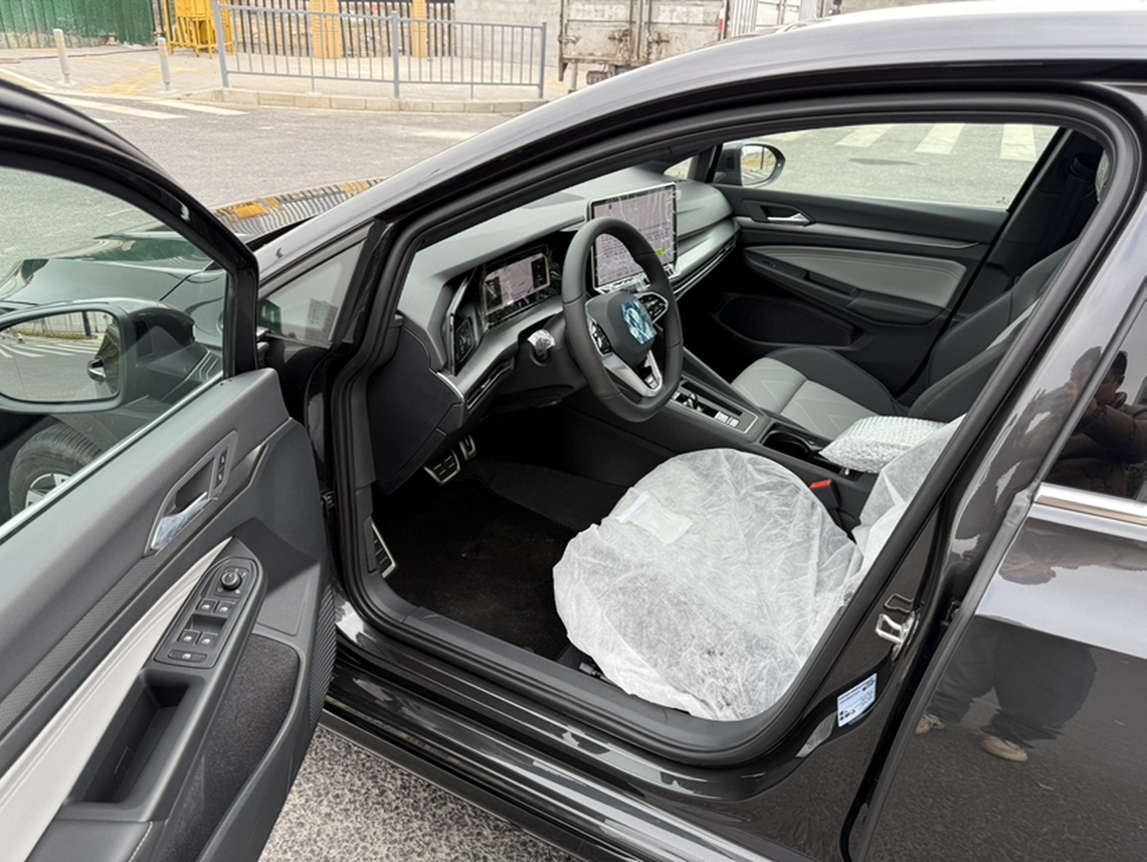 المقاعد الأمامية داخل السيارة