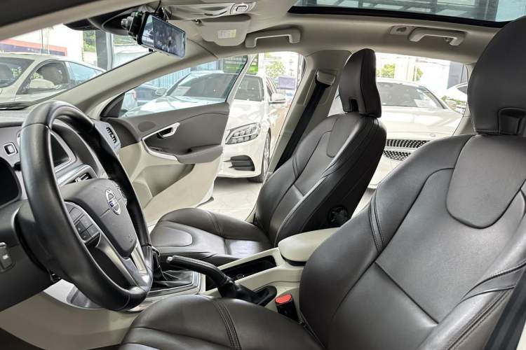 Used Volvo V40 2015 1.6T Zhiyi Edition