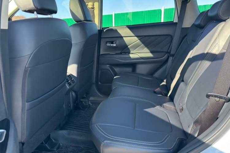 Used Mitsubishi Outlander 2020 2.0L Two-Wheel Drive Comfort Edition 7-Seater
