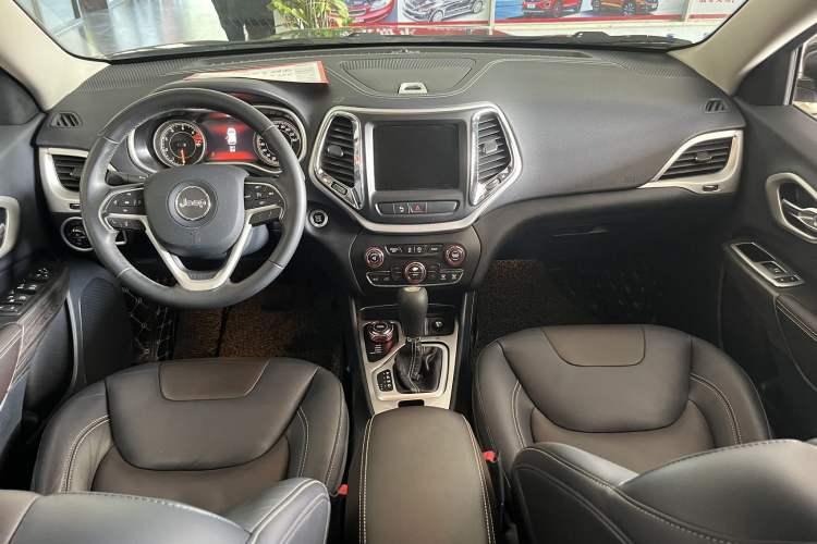 Used  Cherokee 2016 2.4L Professional Smart Version
