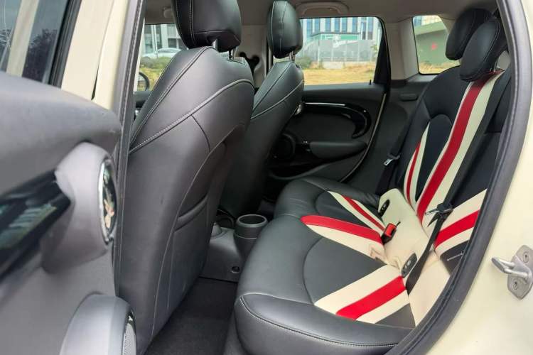 Used  MINI 2018 1.5T COOPER Classic Edition Five-Door Version
