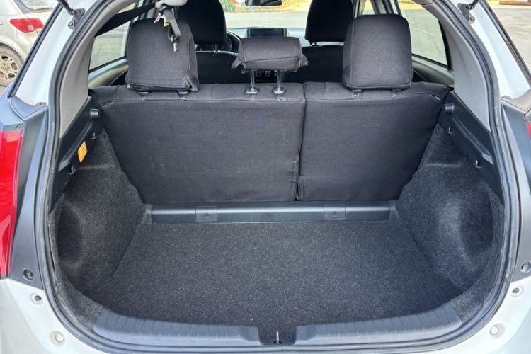 Used Toyota YARiS L 2016 Revised Version 1.5G CVT with Dynamic Sunroof
