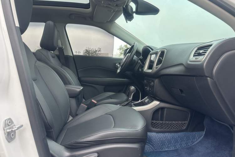 Used  Compass 2019 200T Automatic Family Edition - Connected Large Screen Version
