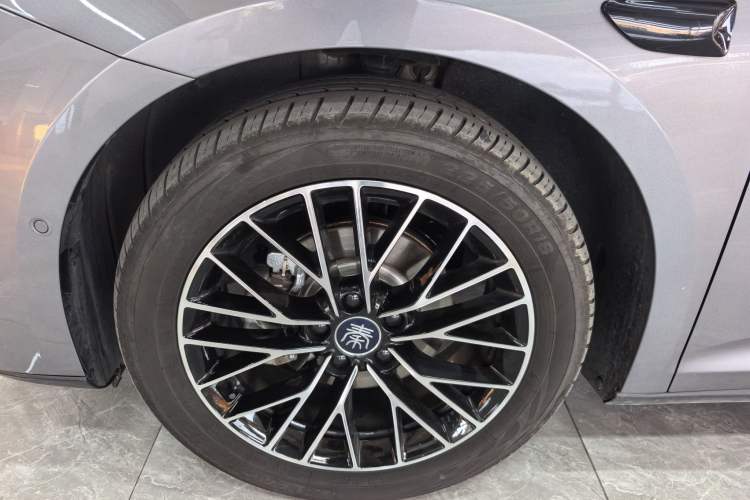 Used BYD Qin L 2025 DM-i Smart Drive 120KM Excellence Model
