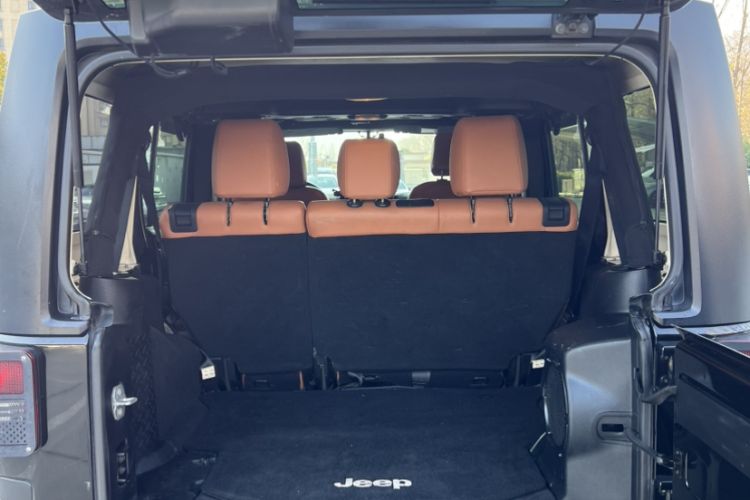 Used  Wrangler 2014 3.0L Sahara Four-Door Edition
