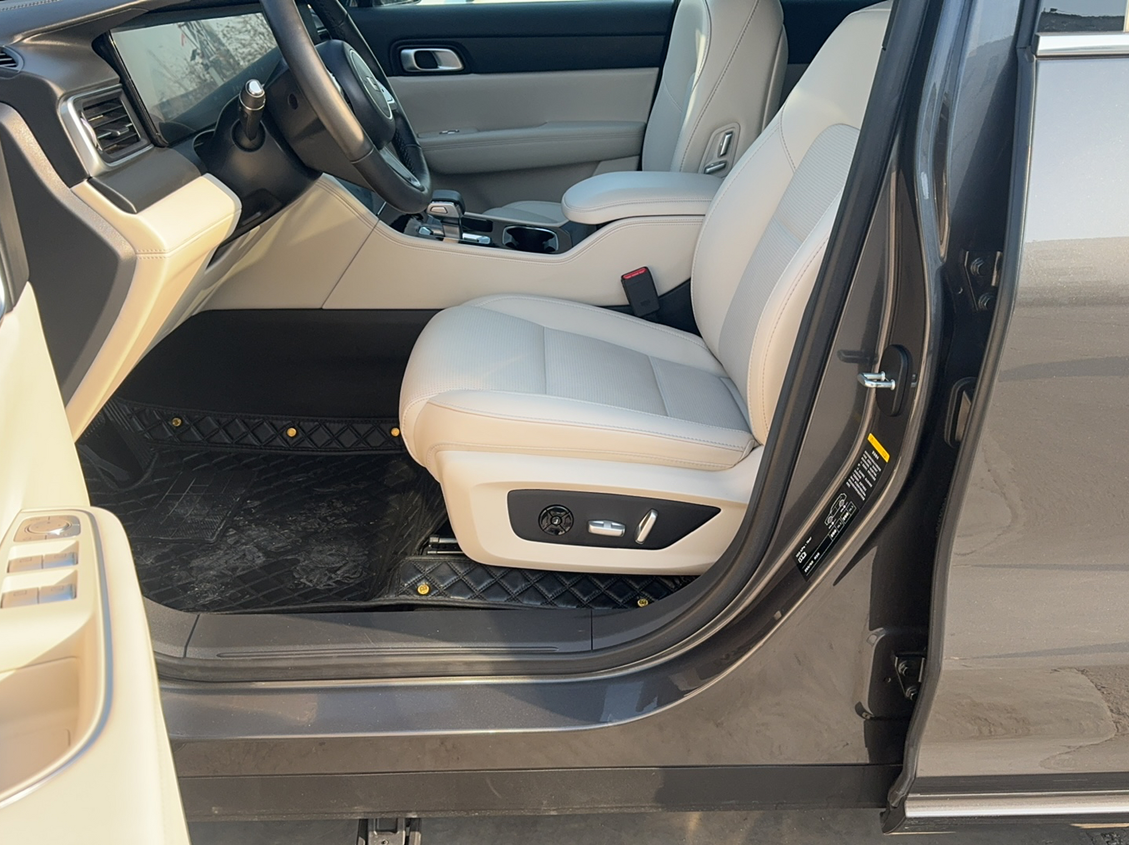 Переднее сиденье в автомобиле