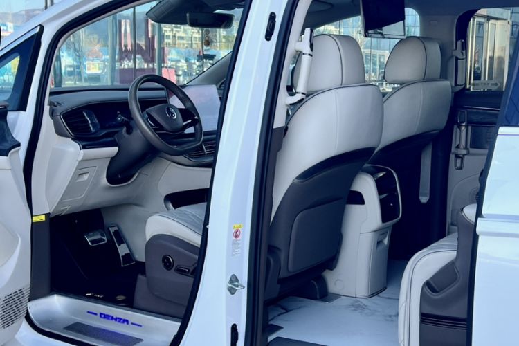 Used Denza D9 2022 DM-i 1040 Prestige Model