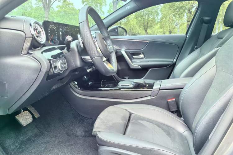 Used Mercedes-Benz A-Class 2022 Second Facelift A 200 L Sport Sedan Fashion Version
