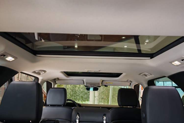 Used Land Rover Discovery 2023 300PS S
