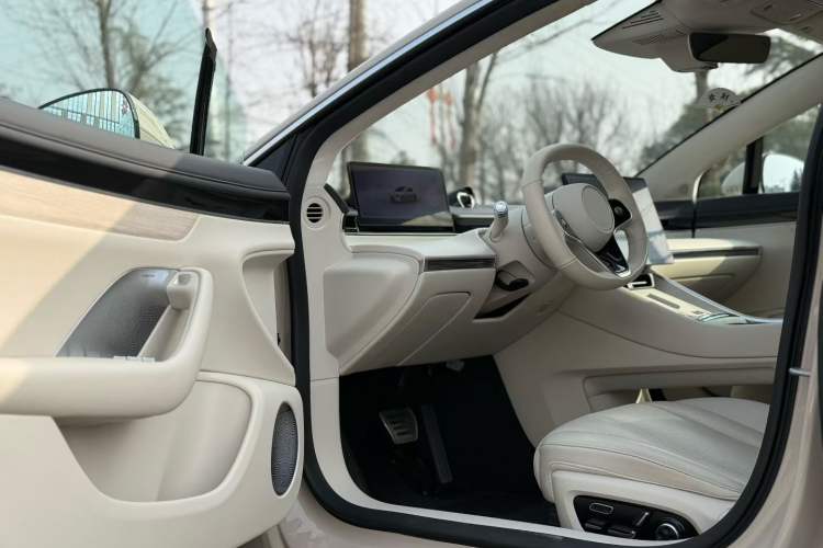 Used Hima Luxeed S7 2025 855 km Max